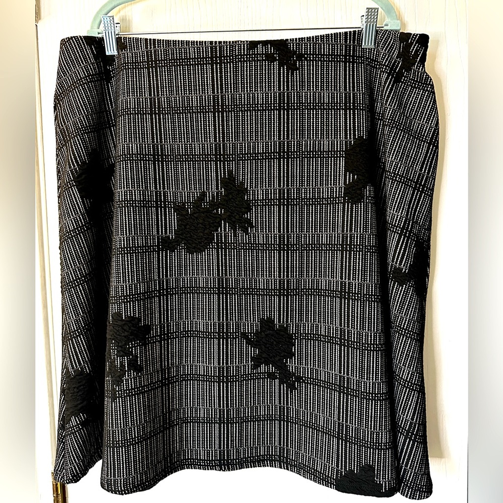 Plus size skirt from Margaret M, size 1X. Cute pattern, pull on style.